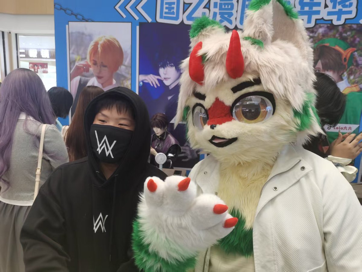 zh_fu_dargon's tweet photo. 这是之前去我们当地漫展的图了，没想到我到那里还挺收欢迎的，第一次出毛圆满成功
还能偶遇嘉豪还有另一套毛 https://t.co/vJod7t6jxc