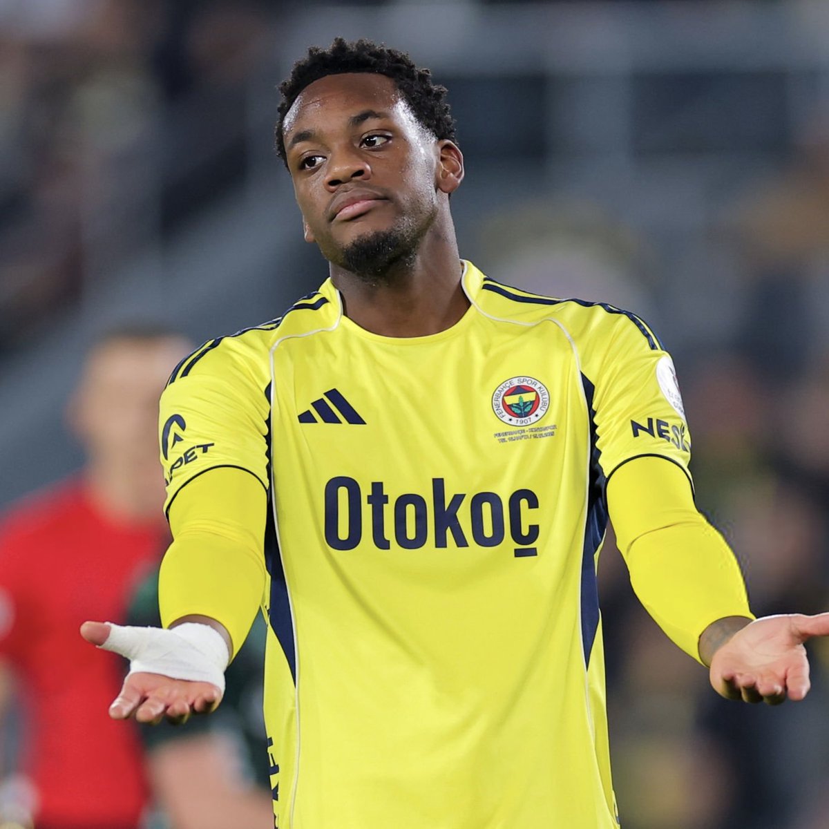 ActuFoot_'s tweet photo. 🚨 « JE SUIS DÉJÀ RICHE, JE N’AI PAS BESOIN DE COURIR » 😱

Fred 🇧🇷 dévoile les déclarations LUNAIRES de Jhon Duran 🇨🇴 à ses coéquipiers :

« Ce gars-là, il se fiche de tout, mon frère. Quel personnage, il est vraiment drôle ! 

C’est une super personne. Mais tu sais, il ne se prend pas la tête.

Parfois, je lui disais : “Durán, viens à l’entraînement, allons courir.” 

Et lui répondait : “Je suis déjà riche, je n’ai pas besoin de courir. 

J’ai sauvé ma vie et celle de ma famille.” »

🎙️ @CharlaPodcast