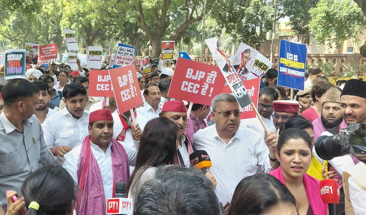 MPDharmendraYdv's tweet photo. वोट पर डाका डालोगे, तो सड़क से संसद तक मुकाबला होगा!

आज INDIA ब्लॉक के सांसदों ने संसद से चुनाव आयोग तक मार्च कर साफ़ संदेश दे दिया कि जनता का वोट संवैधानिक अधिकार है। इस पर हमला बर्दाश्त नहीं। अपने राष्ट्रीय अध्यक्ष आदरणीय अखिलेश यादव जी के नेतृत्व में हम समाजवादी सड़क पर उतरे हैं। न डरेंगे, न झुकेंगे, न वोट की डकैती होने देंगे।

लड़ाई अब सिर्फ़ सदन में नहीं, सड़क पर भी है। एक-एक वोट की हिफ़ाज़त करेंगे; सड़क से संसद तक लड़ेंगे!