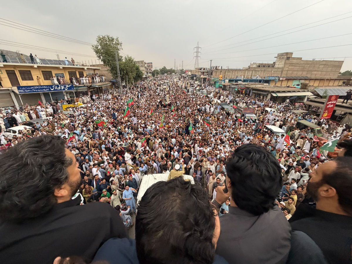 BBCUrdu's tweet photo. پشاور ہائیکورٹ نے تحریک انصاف کے لانگ مارچ کے شرکا کو سکیورٹی فراہم کرنے اور ان کے ساتھ قانون کے مطابق برتاؤ یقینی بنانے کی درخواست پر وفاقی حکومت کو نوٹس جاری کرتے ہوئے سماعت کل تک ملتوی کر دی۔
تفصیل: https://t.co/yYV50ChuxN https://t.co/bvQVZWOl4f