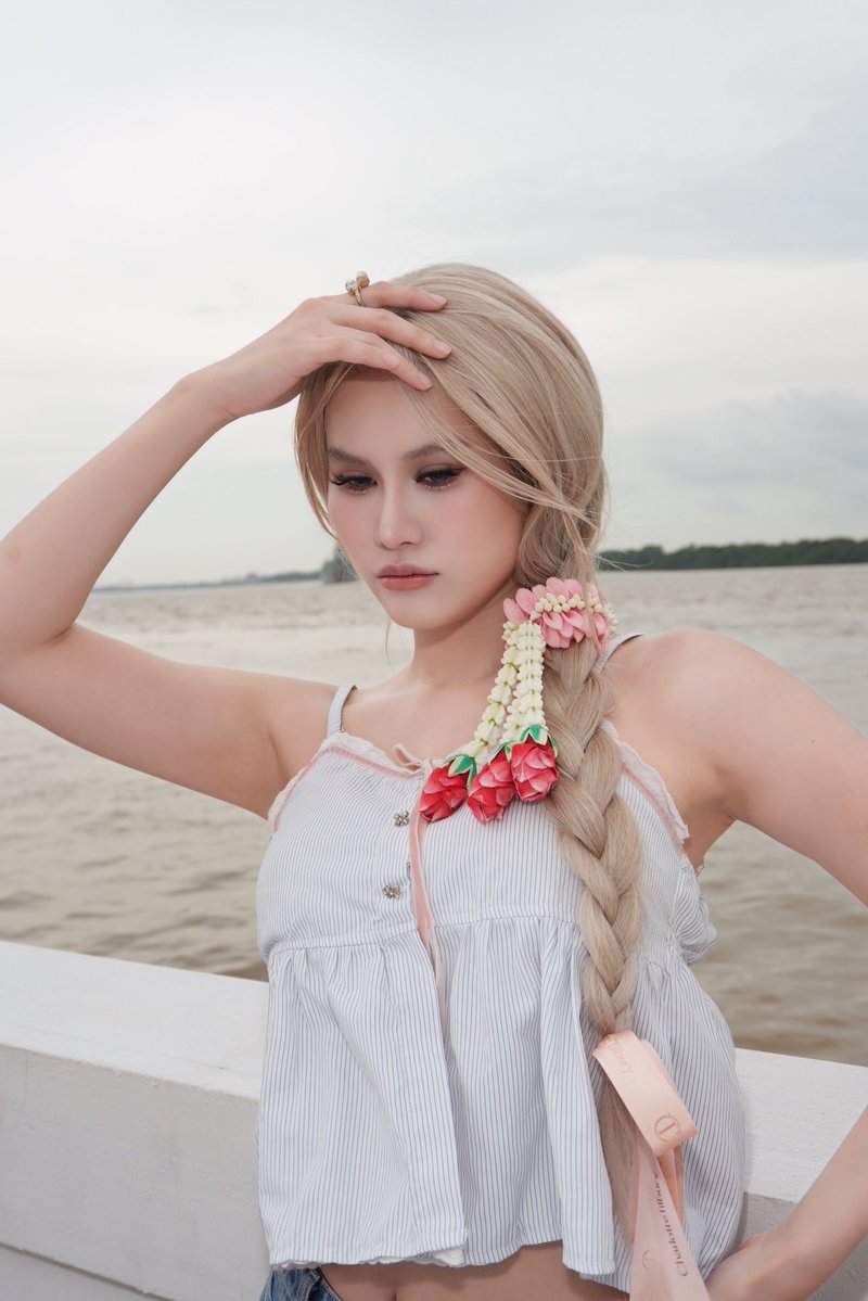 HOSCENE's tweet photo. CEO แบรนด์นี้ เขาทำกางเกงยีนส์ ดี๊ดี ! “CLOUDER FLOWER” 💭✨ 

#scenehosohappy https://t.co/4cWdKyzfEU