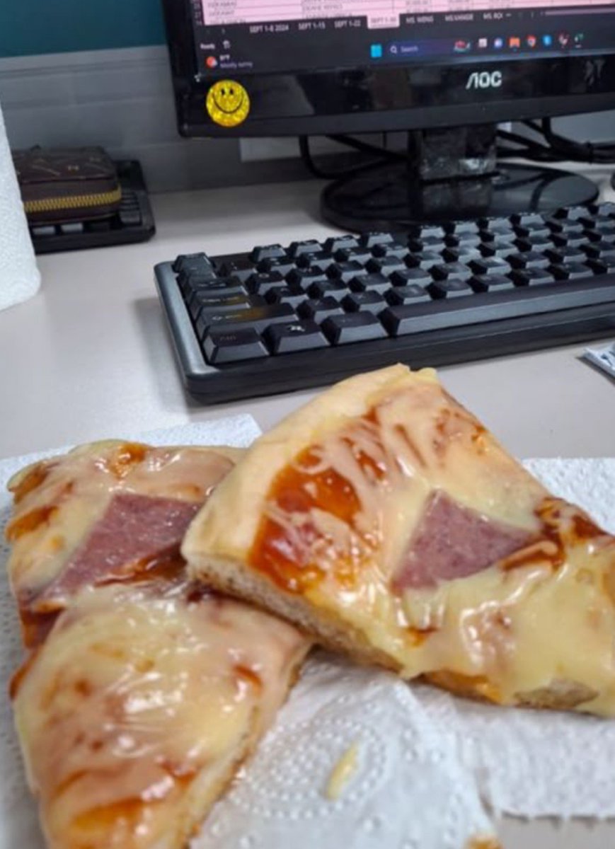 DeeqaGuuled's tweet photo. My girl surprised me with a slice of pizza and honestly… it was SO good! 🍕🤍 https://t.co/qdpXFBxZLd