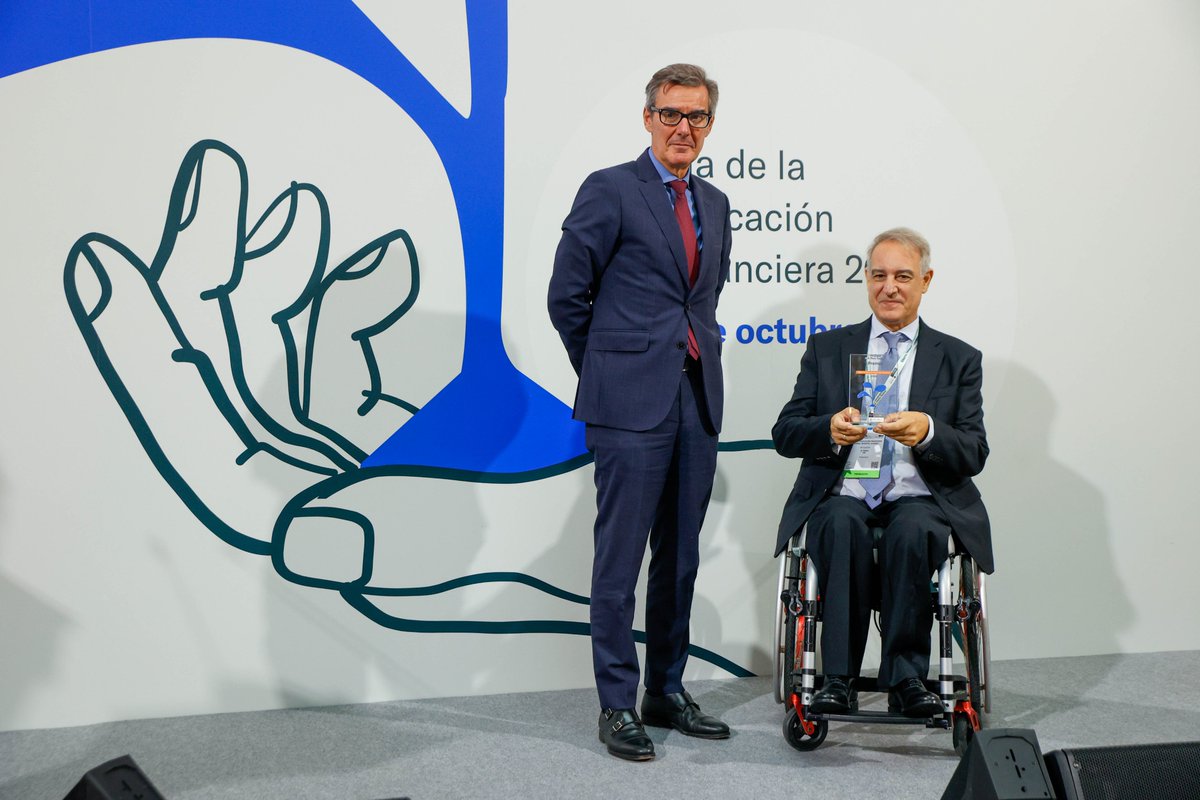 CNMV_MEDIOS's tweet photo. Entregamos los premios @finanzaspartods, un reconocimiento a quienes han demostrado una dedicación y un compromiso excepcionales con la educación financiera.

🏆Los galardonados son:
- Observatorio de los Sistemas Europeos de Previsión Social Complementaria 
- @PabloGilTrader https://t.co/DdFxPKcNGm
