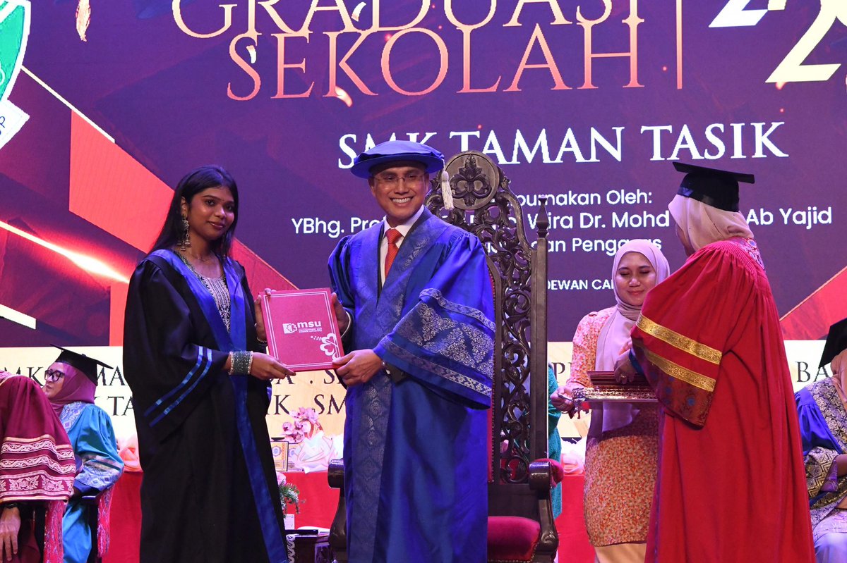 MohdShukriYajid's tweet photo. Amazing achievements by the students at the Majlis Graduasi 2026. Always be grateful and appreciative of those who have supported your journey, especially our teachers, parents and families. You own this transformative, be proud! 
#SMKPuchongPerdana 
#SMKTamanSriMuda 
#SMKTamanTasik 
#SMKDatoZulkifliMohamad 
#SMKBandarPuchongJayaA
#SMKSS17SubangJaya @MSUmalaysia #MajlisGraduasi2026