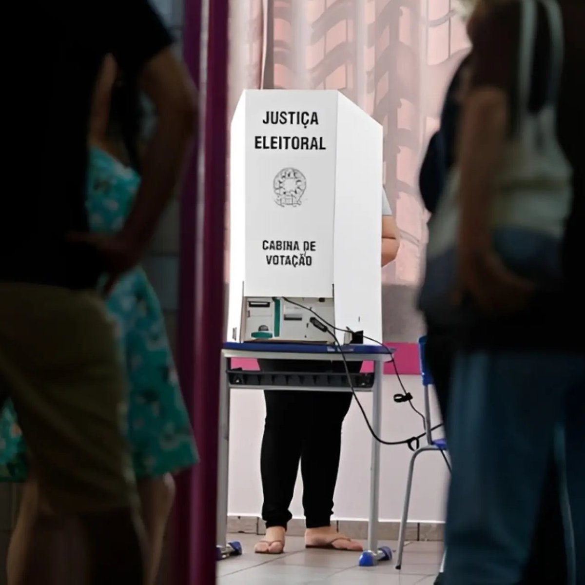 republiqueBRA's tweet photo. ✅ 🚨 Maioria dos políticos citados nas apurações do caso Banco Master é eleita nestas eleições; entre eles estão Jaques Wagner (PT), Hugo Motta (Republicanos) e Antonio Rueda (União Brasil). https://t.co/YvXnw5AqNk