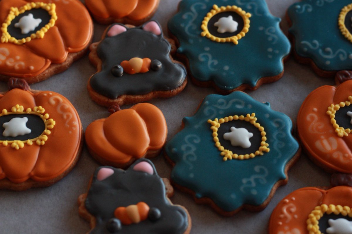 S_witch_cafe's tweet photo. 【 アイシングクッキー販売予定のお知らせ 】⁡
⁡⁡
10月9日(金)～⁡⁡
⁡⁡
『Halloween＆秋田犬アイシングクッキー』販売スタート予定です🎃

※現在制作中のため写真は一部のみ撮影しております。
完成次第また改めてお知らせいたします
⁡
詳しくはInstagramにて https://t.co/pF9ysjvkND https://t.co/Ls7DIPj9pv