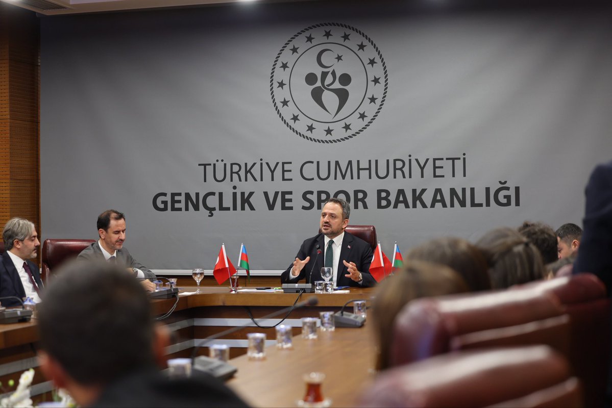 GSBgenclik's tweet photo. Azerbaycanlı gençler Türkiye’de! 🇹🇷🇦🇿

Türkiye–Azerbaycan Uluslararası Gençlik Değişimi Programı’nın Türkiye etabında Azerbaycan’dan gelen gençleri Bakanlığımızda ağırladık. 

Program kapsamında düzenlenen buluşmaya Gençlik ve Spor Bakan Yardımcımız Dr. Enes Eminoğlu da katılarak Türkiye-Azerbaycan iş birliğiyle gençlik alanında yürütülen çalışmaların önemine dikkat çekti. 💬