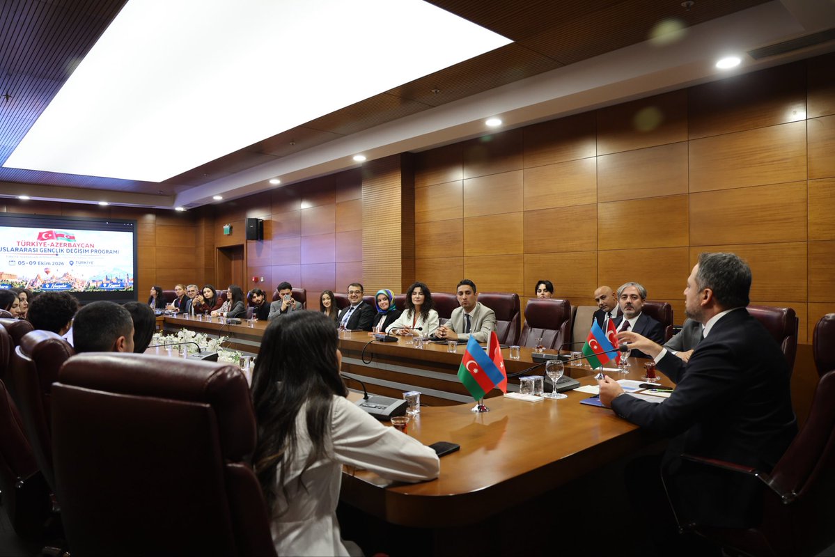 GSBgenclik's tweet photo. Azerbaycanlı gençler Türkiye’de! 🇹🇷🇦🇿

Türkiye–Azerbaycan Uluslararası Gençlik Değişimi Programı’nın Türkiye etabında Azerbaycan’dan gelen gençleri Bakanlığımızda ağırladık. 

Program kapsamında düzenlenen buluşmaya Gençlik ve Spor Bakan Yardımcımız Dr. Enes Eminoğlu da katılarak Türkiye-Azerbaycan iş birliğiyle gençlik alanında yürütülen çalışmaların önemine dikkat çekti. 💬
