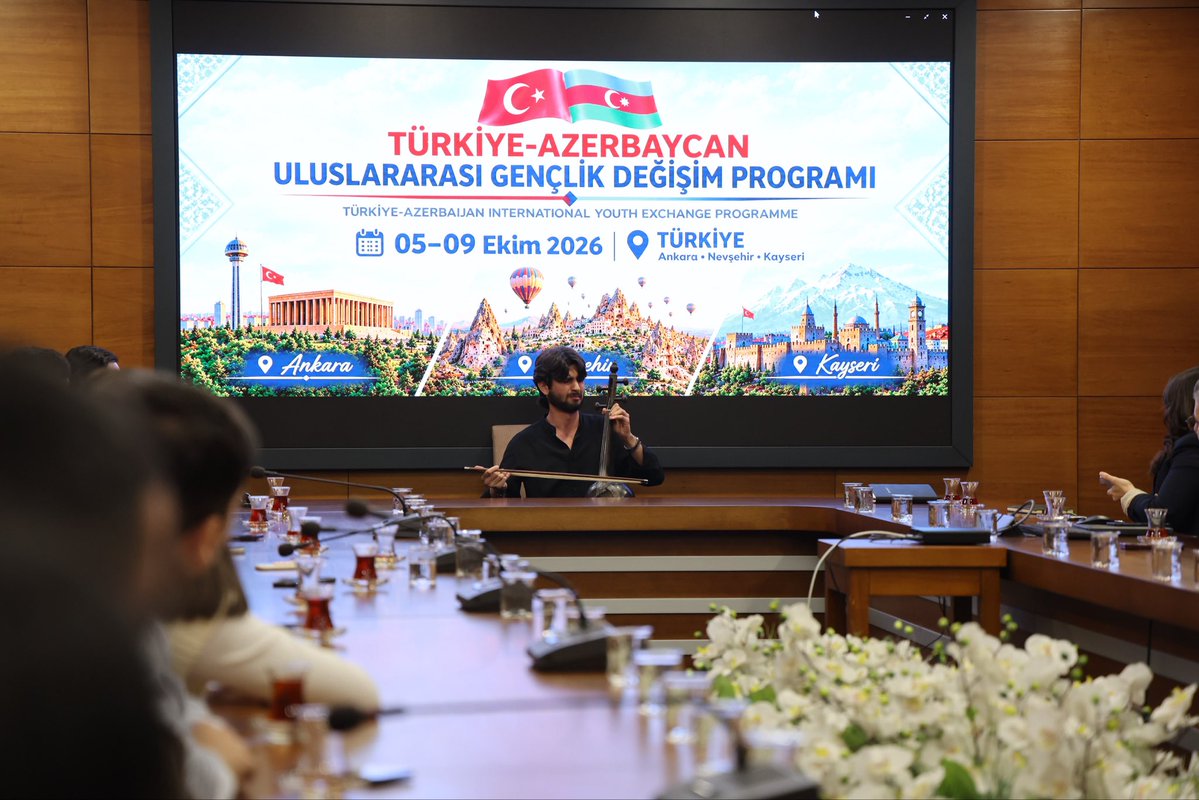 GSBgenclik's tweet photo. Azerbaycanlı gençler Türkiye’de! 🇹🇷🇦🇿

Türkiye–Azerbaycan Uluslararası Gençlik Değişimi Programı’nın Türkiye etabında Azerbaycan’dan gelen gençleri Bakanlığımızda ağırladık. 

Program kapsamında düzenlenen buluşmaya Gençlik ve Spor Bakan Yardımcımız Dr. Enes Eminoğlu da katılarak Türkiye-Azerbaycan iş birliğiyle gençlik alanında yürütülen çalışmaların önemine dikkat çekti. 💬