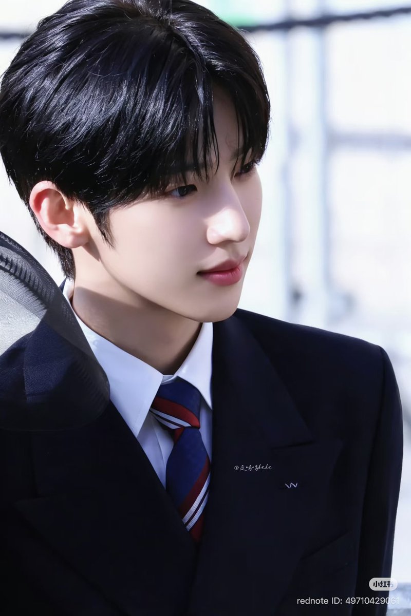 cucarot0510's tweet photo. Paris witnessed your brilliance, and now Korea welcomes you home. Welcome back, Park SiWoo, and keep shining brighter than ever.

PROUD OF PARK SIWOO
#PARKSIWOO
#PARKSIWOOPFWSS27
#PARKSIWOOxVALENTINO https://t.co/Cqbj8AGiGo