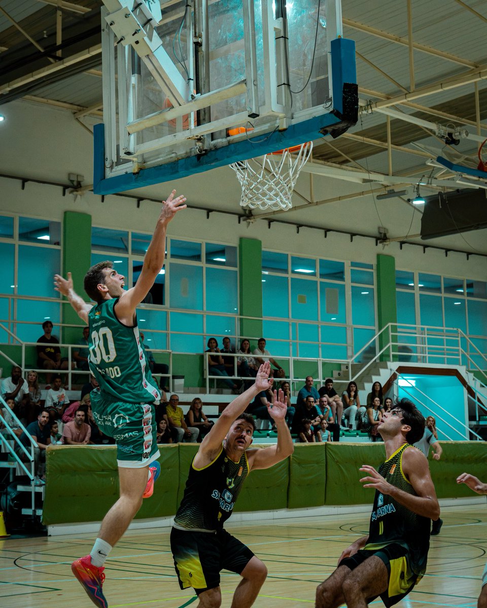 CBCuarte's tweet photo. ¡QUÉ MANERA DE EMPEZAR! Club Baloncesto Cuarte de Huerva arranca en @tercerafeb con una contundente victoria ante el @ciutatdincabasquet (81-57).
Intensidad, defensa y carácter durante los 40 minutos para regalar a nuestra afición un debut soñado. https://t.co/hzbR3DMJza