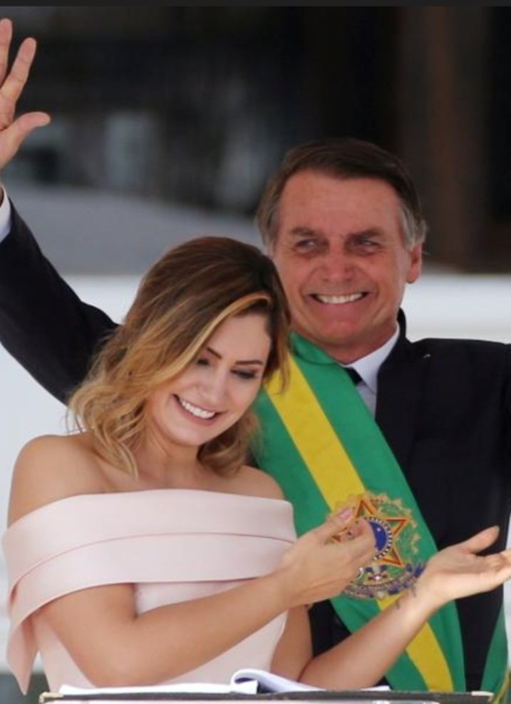 Witchreinaa's tweet photo. 🚨JAIR BOLSONARO VOLVIÓ A DORMIR DESPUÉS DE MUCHO TIEMPO🚨

Después del resultado de la elección, según Michelle, el ex presidente se acostó a las 23h del domingo y se despertó a las 9h del lunes. La senadora electa verificó dos veces para comprobar si su esposo estaba respirando.

Cuando Bolsonaro se despertó, Michelle dijo: “Nunca te vi dormir tanto”

Bolsonaro respondió: “Es porque dormí al lado de una senadora”

RESISTA COMANDANTE.
