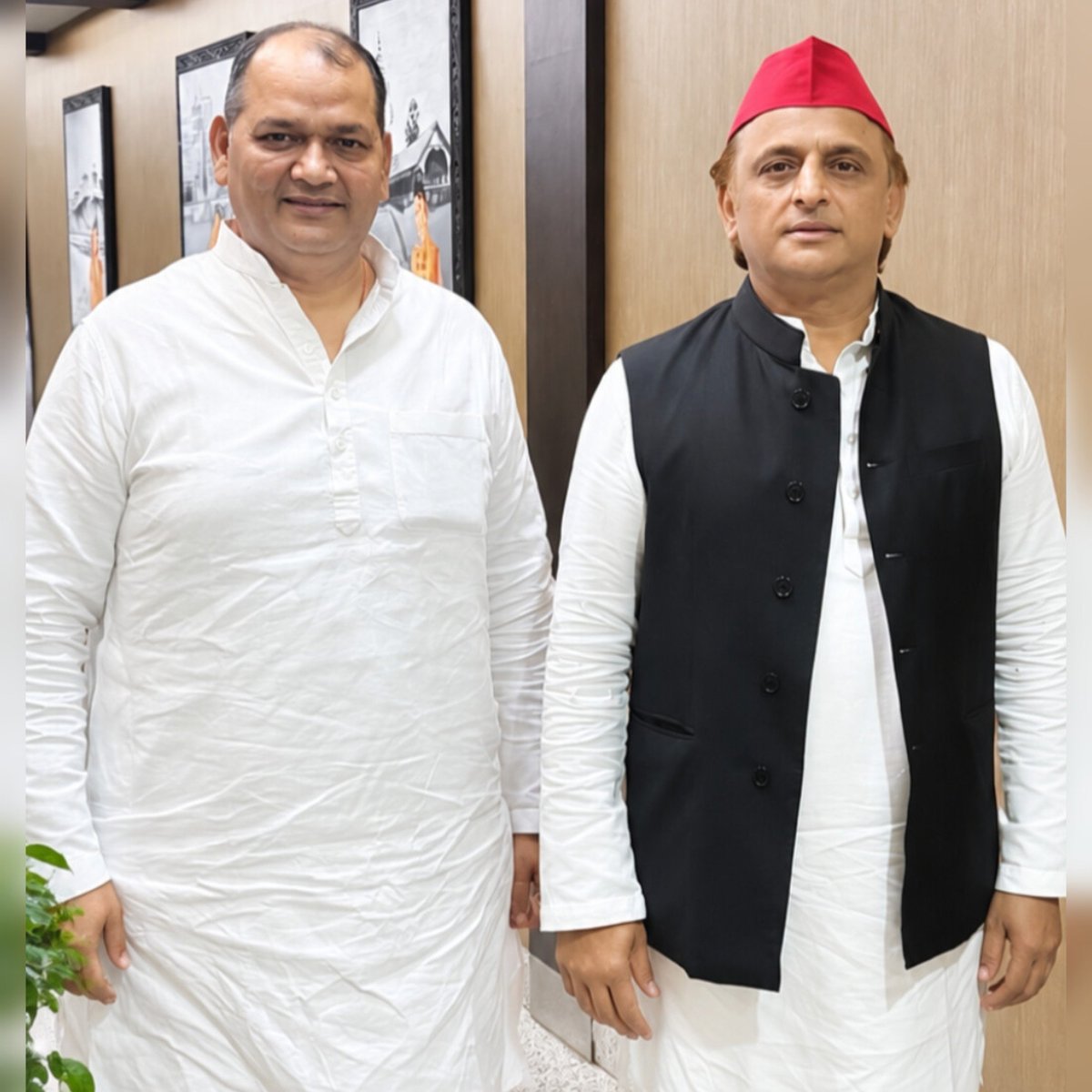 Santoshpandemla's tweet photo. आज दिल्ली प्रवास के दौरान आदरणीय राष्ट्रीय अध्यक्ष श्री अखिलेश यादव जी से आत्मीय भेंट एवं सार्थक, सुखद संवाद हुआ।

इस अवसर पर प्रिय अनुज ज्योतिषाचार्य श्री गुरु दयाल सिंह जी भी उपस्थित रहे।

मा. श्री अखिलेश यादव जी जिंदाबाद!
समाजवादी पार्टी जिंदाबाद!
��य समाजवाद! https://t.co/XrzHmfvcpP