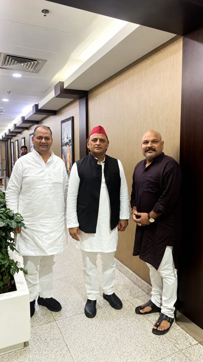 Santoshpandemla's tweet photo. आज दिल्ली प्रवास के दौरान आदरणीय राष्ट्रीय अध्यक्ष श्री अखिलेश यादव जी से आत्मीय भेंट एवं सार्थक, सुखद संवाद हुआ।

इस अवसर पर प्रिय अनुज ज्योतिषाचार्य श्री गुरु दयाल सिंह जी भी उपस्थित रहे।

मा. श्री अखिलेश यादव जी जिंदाबाद!
समाजवादी पार्टी जिंदाबाद!
��य समाजवाद! https://t.co/XrzHmfvcpP