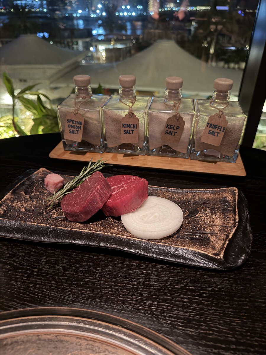 truc_ak_'s tweet photo. I enjoyed Korean-style BBQ at Smoki Moto.
The staff grilled the meat for us, just the way I liked it!

There were plenty of 반찬 and fresh lettuce too. Wrapping the meat and 반찬 in lettuce makes me feel a little less guilty.

#マリオット
#PalmJumeirah
#焼肉
#KoreanFood https://t.co/Fu5vWVrcXR