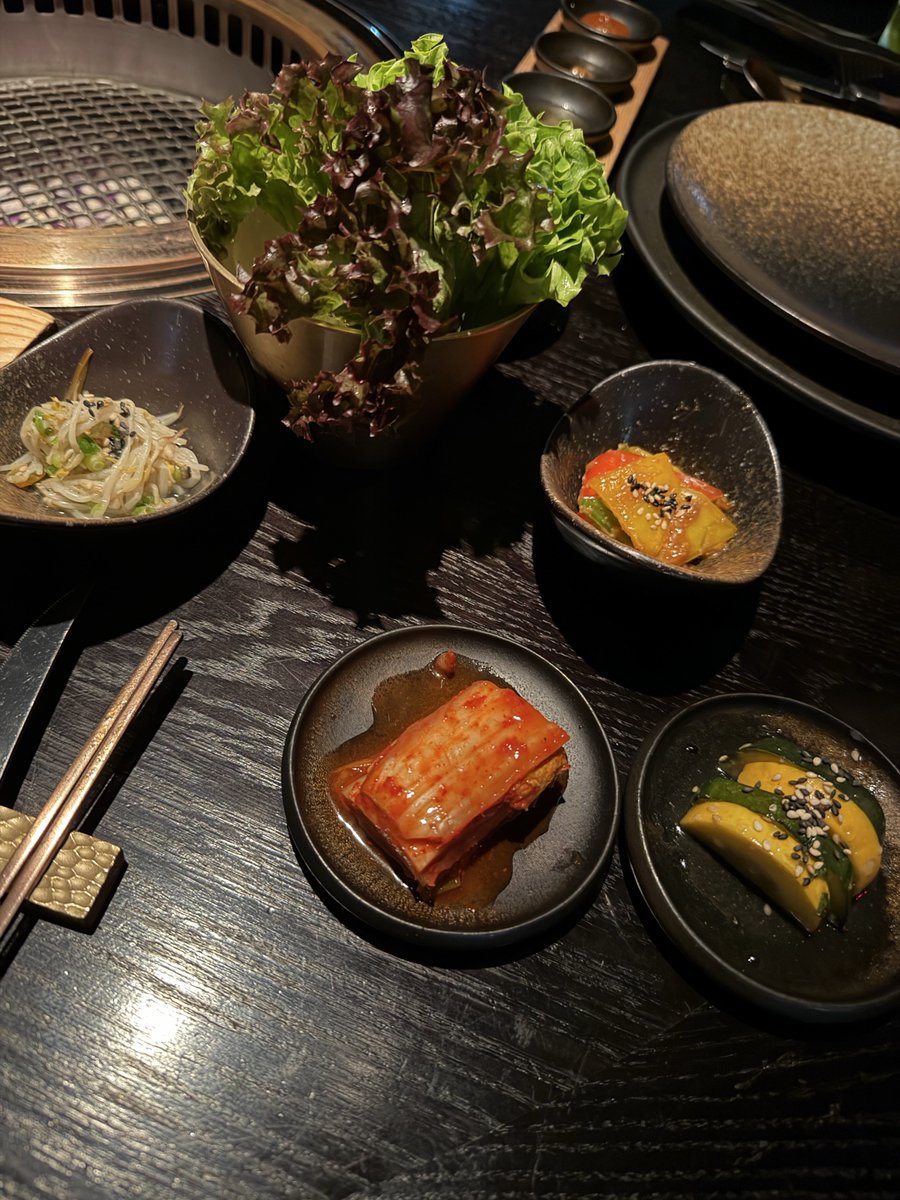 truc_ak_'s tweet photo. I enjoyed Korean-style BBQ at Smoki Moto.
The staff grilled the meat for us, just the way I liked it!

There were plenty of 반찬 and fresh lettuce too. Wrapping the meat and 반찬 in lettuce makes me feel a little less guilty.

#マリオット
#PalmJumeirah
#焼肉
#KoreanFood https://t.co/Fu5vWVrcXR