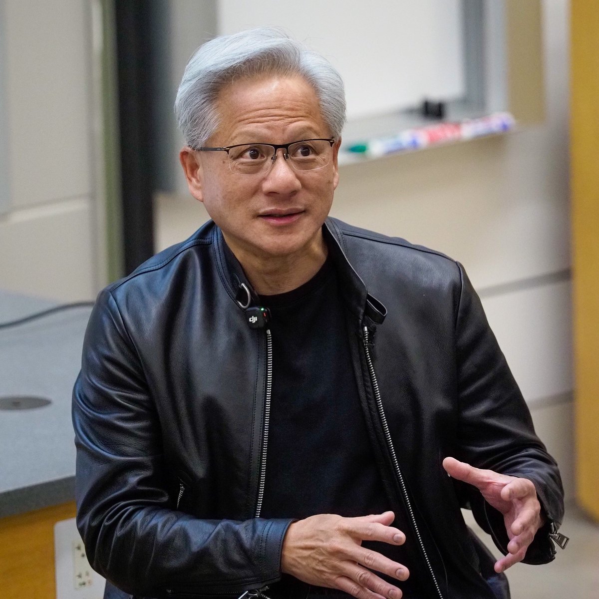 CoinMarketCap's tweet photo. LATEST: 🤖 Nvidia CEO Jensen Huang said "AI is not alive. AI did not go rogue. It's just a piece of software," adding that it's "no more alive than a pet rock." https://t.co/RX1HDNpy28