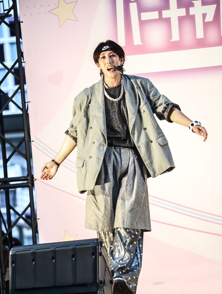 ms____310's tweet photo. 踊ってなくても、立ち姿だけでもかっこいい😭

客席にいる人をAIで消して見たり🤩 https://t.co/QpjsUzLMaw