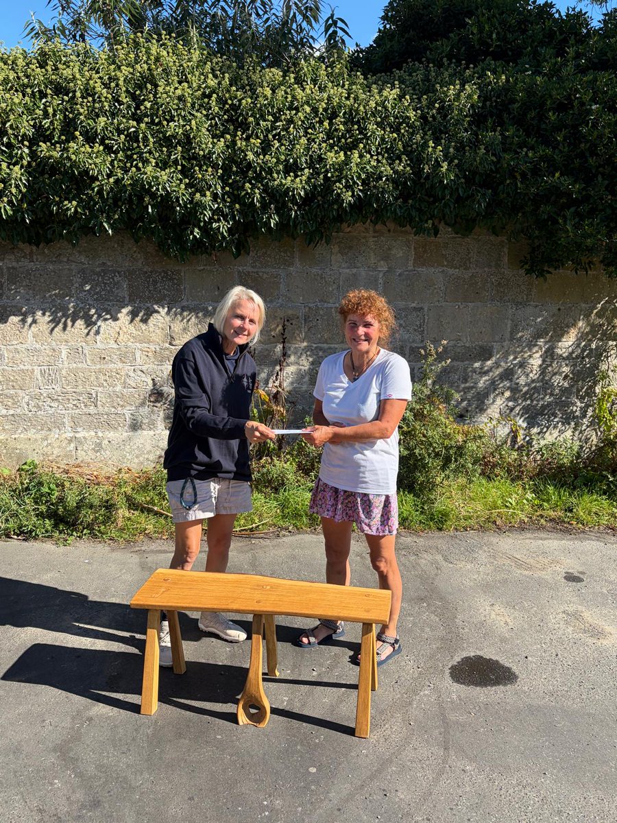 SaxonShipCo's tweet photo. Our oak raffle bench has reached winner Heather Tait in Northumberland! It was delivered by two of our Sæfyrd crew returning from Monster the Loch – wearing their new crew kit.
#SuttonHooShip #SuttonHoo #ExperimentalArchaeology #AngloSaxon https://t.co/UO0fJ9KYSD