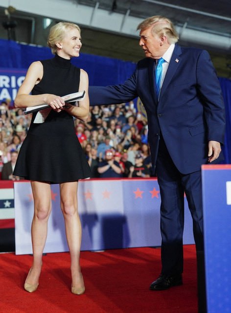 Be800522's tweet photo. I wonder why this picture triggers the fake news media so much… 🤔 https://t.co/A6a3zCW819