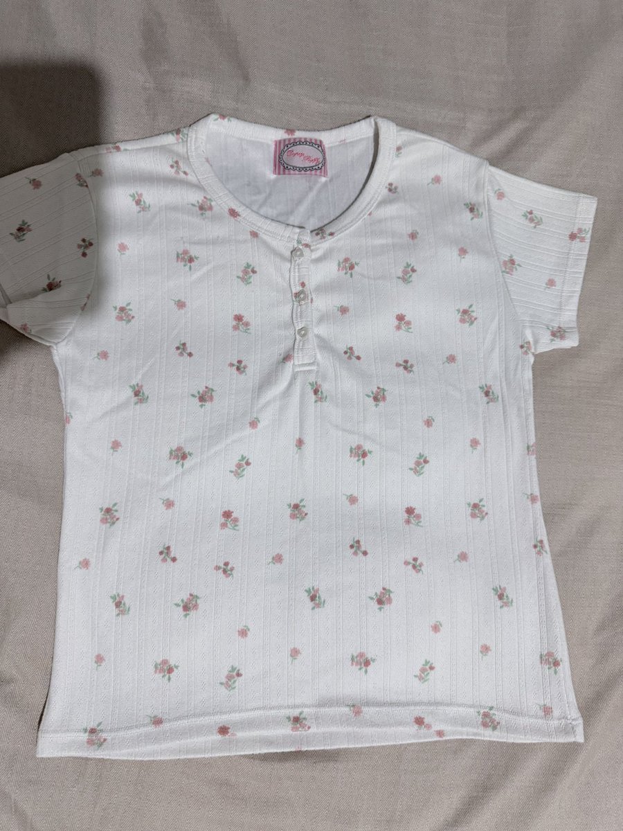 so_cutieee's tweet photo. เสื้อลายดอกน่ารักมาก ใส่ครั้งเดียว ผ้านุ่มนิ่มใส่สบาย ขาย 165฿ ส่งฟรี #ส่งต่อ #ส่งต่อเสื้อผ้า #ส่งต่อเสื้อผ้ามือสอง #ส่งต่อเสื้อผ้ามือ2 #เสื้อผ้ามือสอง #เสื้อผ้าสไตล์เกาหลี #เสื้อผ้ามือสองสภาพดี #เสื้อผ้ามือ2 #เสื้อผ้าเกาหลี #เสื้อผ้ามือสองราคาถูก https://t.co/As2NzjTZFR