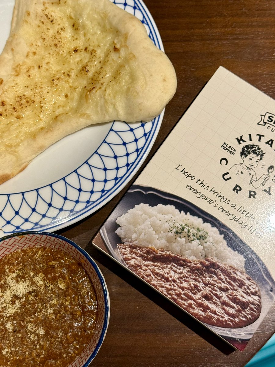 Rie_Kitahara3's tweet photo. 昨日の発見🍛 #きたりえカレー がチーズナンとめっっっちゃ合う。美味しすぎる😭❤️‍🔥✨米との相性もパンとの相性もいいのか…ニューパッケージも映り込みさせました🫶🏻現在大好評発売中‼️だよ‼️チェックしてね🙂‍↕️

https://t.co/K8FKNugfqp https://t.co/73C4sBYPYw