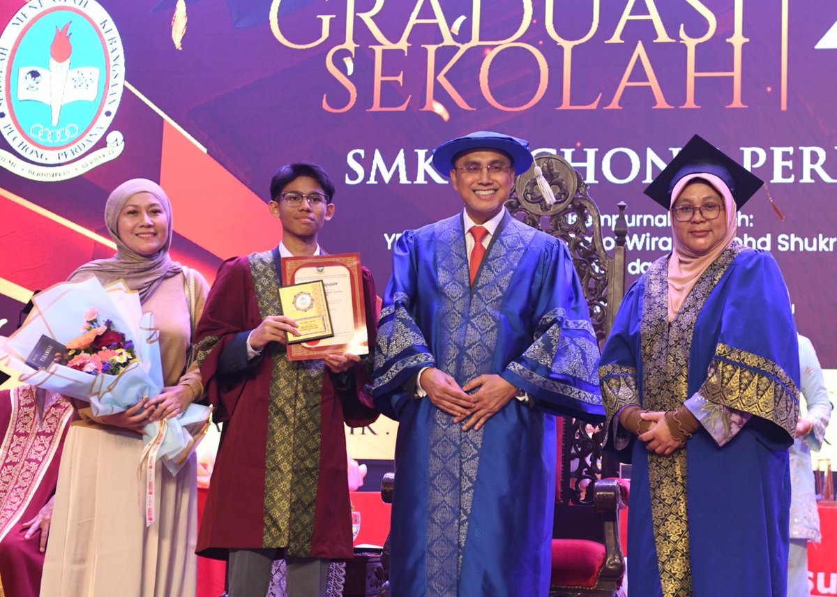 MohdShukriYajid's tweet photo. At Majlis Graduasi Sekolah 2026, we celebrate not only our students, but also the teachers and parents who stand behind their success. Their guidance, sacrifices and shared commitment shape our young generation with the confidence and values to pursue a brighter future.

A meaningful moment with the graduating school students as they mark an important milestone ahead of SPM 2026. Behind every achievement are teachers and parents whose guidance, sacrifices and encouragement shape their journey. May they move forward with confidence, values and purpose. @MSUMalaysia #MajlisGraduasi2026