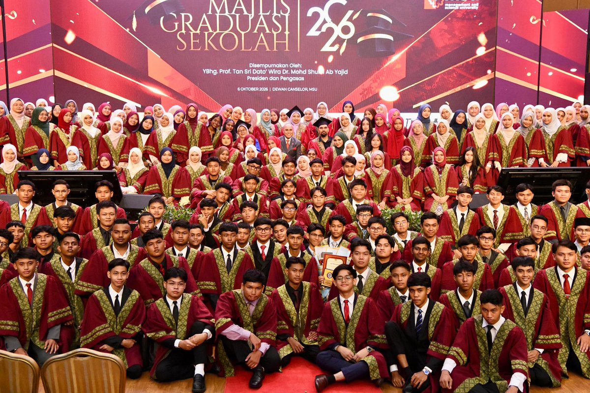 MohdShukriYajid's tweet photo. At Majlis Graduasi Sekolah 2026, we celebrate not only our students, but also the teachers and parents who stand behind their success. Their guidance, sacrifices and shared commitment shape our young generation with the confidence and values to pursue a brighter future.

A meaningful moment with the graduating school students as they mark an important milestone ahead of SPM 2026. Behind every achievement are teachers and parents whose guidance, sacrifices and encouragement shape their journey. May they move forward with confidence, values and purpose. @MSUMalaysia #MajlisGraduasi2026