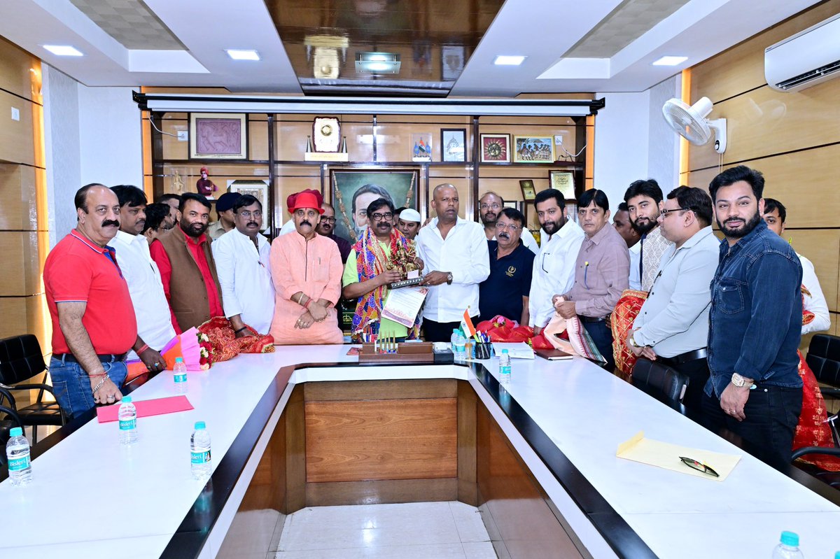 JharkhandCMO's tweet photo. मुख्यमंत्री श्री @HemantSorenJMM से रांची जिला दुर्गा पूजा समिति, रांची महानगर दुर्गा पूजा समिति एवं विभिन्न शांति समितियों का एक संयुक्त प्रतिनिधिमंड��� ने मुलाकात की। प्रतिनिधिमंडल ने मुख्यमंत्री को चुनरी, मां दुर्गा की प्रतिमा एवं गुलदस्ता भेंट कर उनका अभिवादन किया। https://t.co/NHEmhgofmc