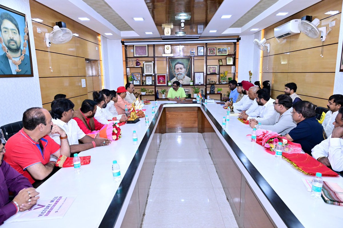 JharkhandCMO's tweet photo. मुख्यमंत्री श्री @HemantSorenJMM से रांची जिला दुर्गा पूजा समिति, रांची महानगर दुर्गा पूजा समिति एवं विभिन्न शांति समितियों का एक संयुक्त प्रतिनिधिमंड��� ने मुलाकात की। प्रतिनिधिमंडल ने मुख्यमंत्री को चुनरी, मां दुर्गा की प्रतिमा एवं गुलदस्ता भेंट कर उनका अभिवादन किया। https://t.co/NHEmhgofmc
