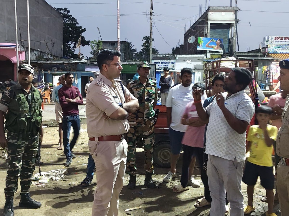 spkoderma1's tweet photo. आगामी दुर्गा पूजा के मद्देनजर पुलिस अधीक्षक, द्वारा जिले के विभिन्न पूजा पंडालों का लगातार निरीक्षण किया जा रहा है।इसी क्रम में आज डोमचांच, नवलशाही एवं मार्कच्चो थाना अंतर्गत विभिन्न पंडालों का निरीक्षण कर श्रद्धालुओं की शांति, सुरक्षा एवं सुगम यातायात व्यवस्था का जायजा लिया गयाl https://t.co/mhjObGYlyW