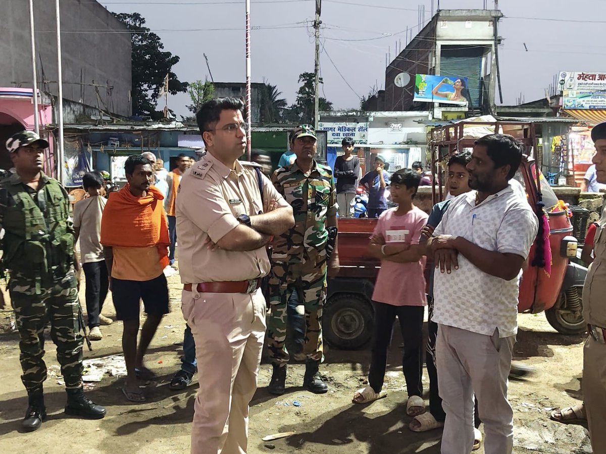 spkoderma1's tweet photo. आगामी दुर्गा पूजा के मद्देनजर पुलिस अधीक्षक, द्वारा जिले के विभिन्न पूजा पंडालों का लगातार निरीक्षण किया जा रहा है।इसी क्रम में आज डोमचांच, नवलशाही एवं मार्कच्चो थाना अंतर्गत विभिन्न पंडालों का निरीक्षण कर श्रद्धालुओं की शांति, सुरक्षा एवं सुगम यातायात व्यवस्था का जायजा लिया गयाl https://t.co/mhjObGYlyW