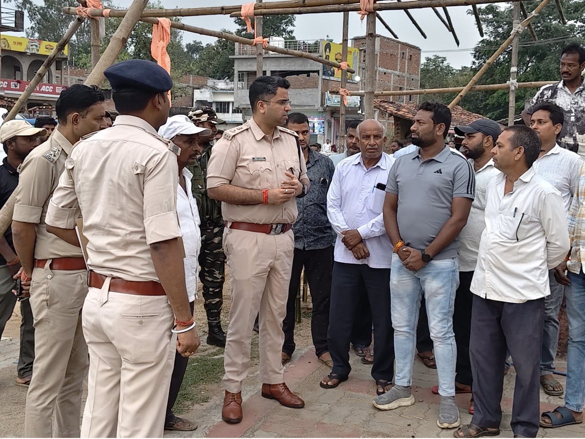 spkoderma1's tweet photo. आगामी दुर्गा पूजा के मद्देनजर पुलिस अधीक्षक, द्वारा जिले के विभिन्न पूजा पंडालों का लगातार निरीक्षण किया जा रहा है।इसी क्रम में आज डोमचांच, नवलशाही एवं मार्कच्चो थाना अंतर्गत विभिन्न पंडालों का निरीक्षण कर श्रद्धालुओं की शांति, सुरक्षा एवं सुगम यातायात व्यवस्था का जायजा लिया गयाl https://t.co/mhjObGYlyW