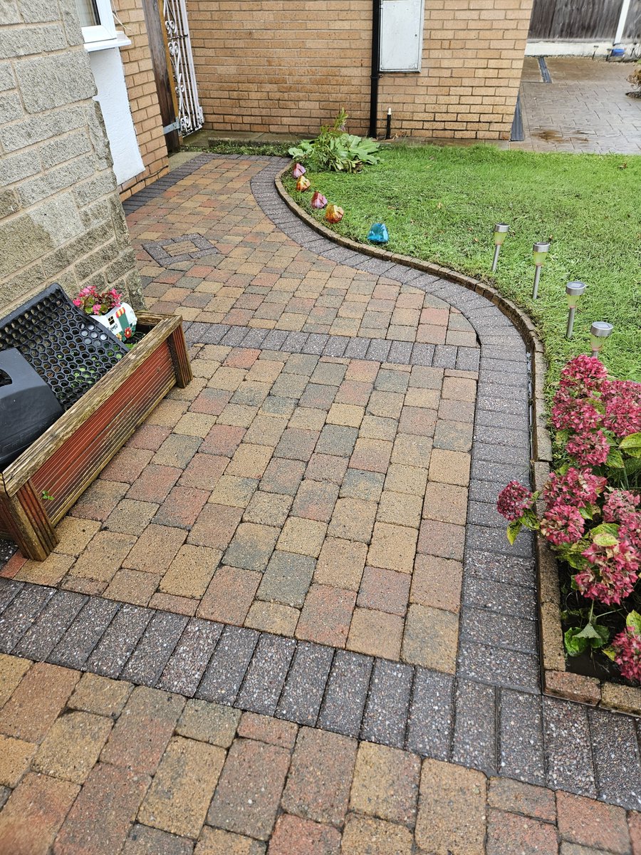 PVCclean's tweet photo. A 'B4 & After' photo paints 1000 words.....
#drivewayCleaning
#Leyland
#Preston
#SafeTrader
#blockpave https://t.co/a3NDiuhSxc