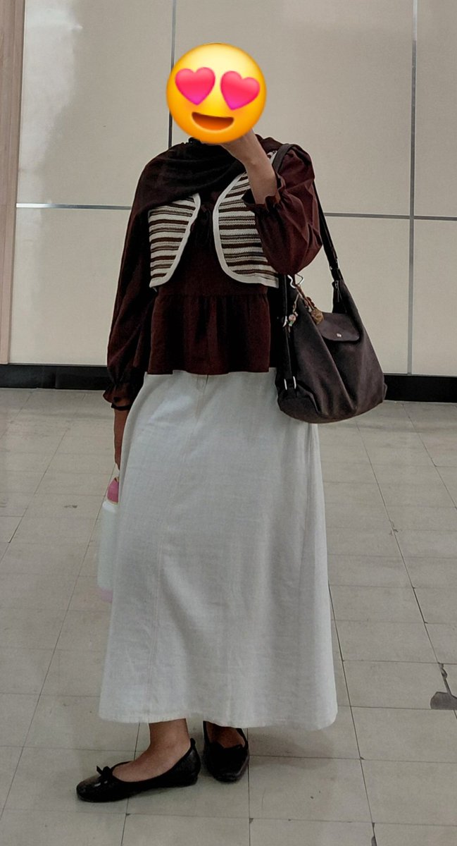 Anneladee8's tweet photo. @capyboo_ kak aku udah punya tas dari brand ini, bagus banget lucu terus bisa jdi slingbag dan backpack 
https://t.co/eOMFkarxkw https://t.co/Xiw5dnJKE2