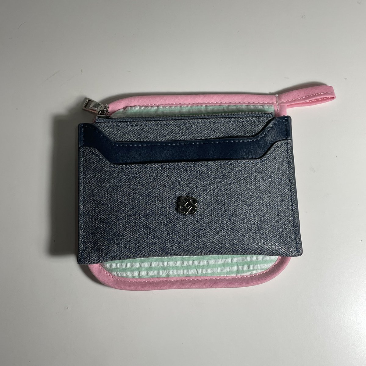 cenymeltboo's tweet photo. wts ♡ ส่งต่อ

perota card holder กระเป๋าตัง
🫐 สี dark blue ( มือ 2 ของเค้าเอง )

♡ 230 ส่งฟรีค่า
มีกล่องน้า สภาพน้องดีมาก ไม่มีตำหนิ มีแค่ฝุ่นจึ๋งนึงคับ

#perota #ส่งต่อกระเป๋า #กระเป๋า #perotabrand #ส่งต่อของใช้ #ส่งต่อ #ส่งต่อเสื้อผ้า #กระเป๋ามือสอง #กระเป๋ามือ2 https://t.co/mg0tAloASZ
