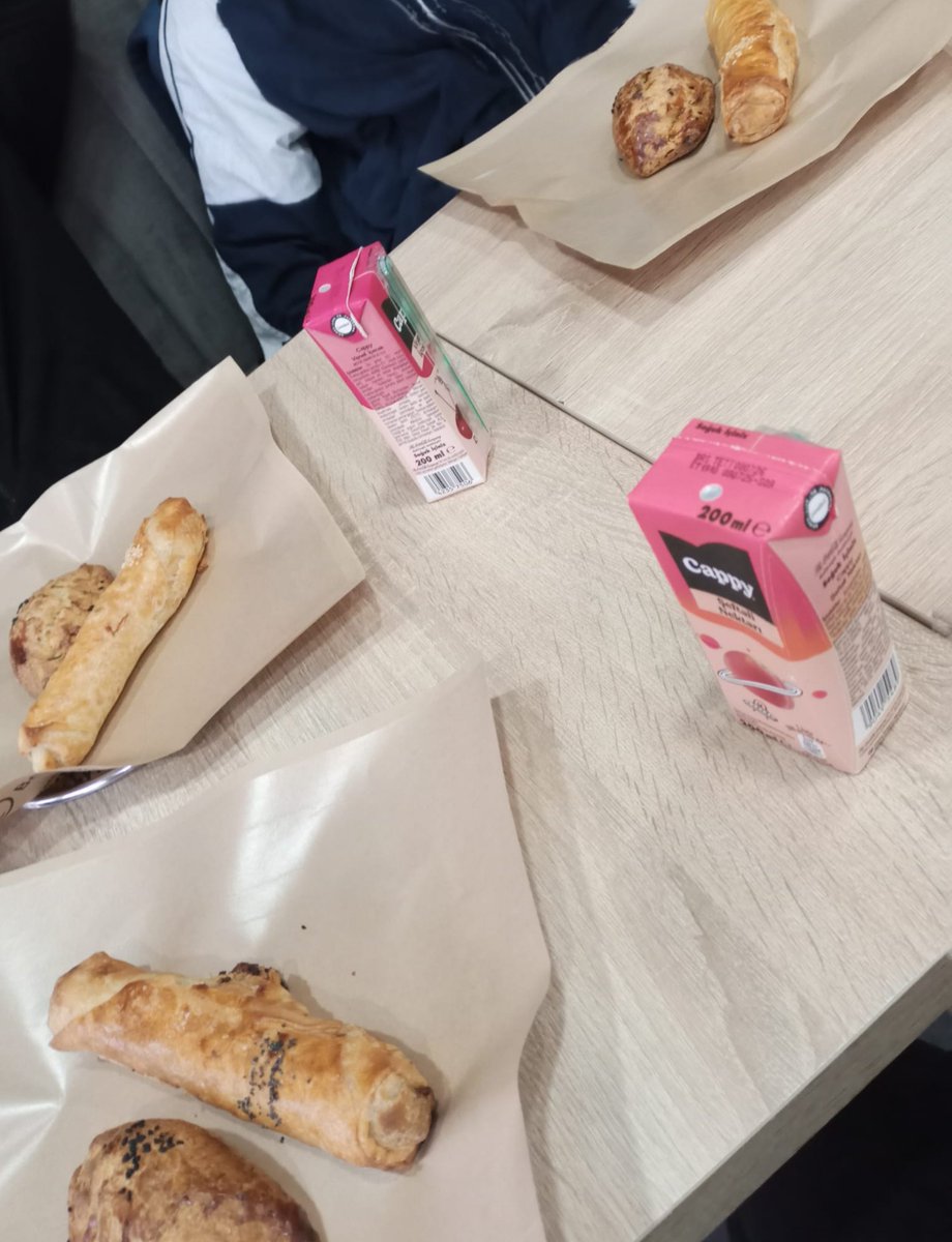 aleyaleyey_'s tweet photo. bu sabah arkadaşlarımla okulu asıp börek yemeğe gittik çay yetmedi bide meyve suyu içtik https://t.co/g5LSERyDTK