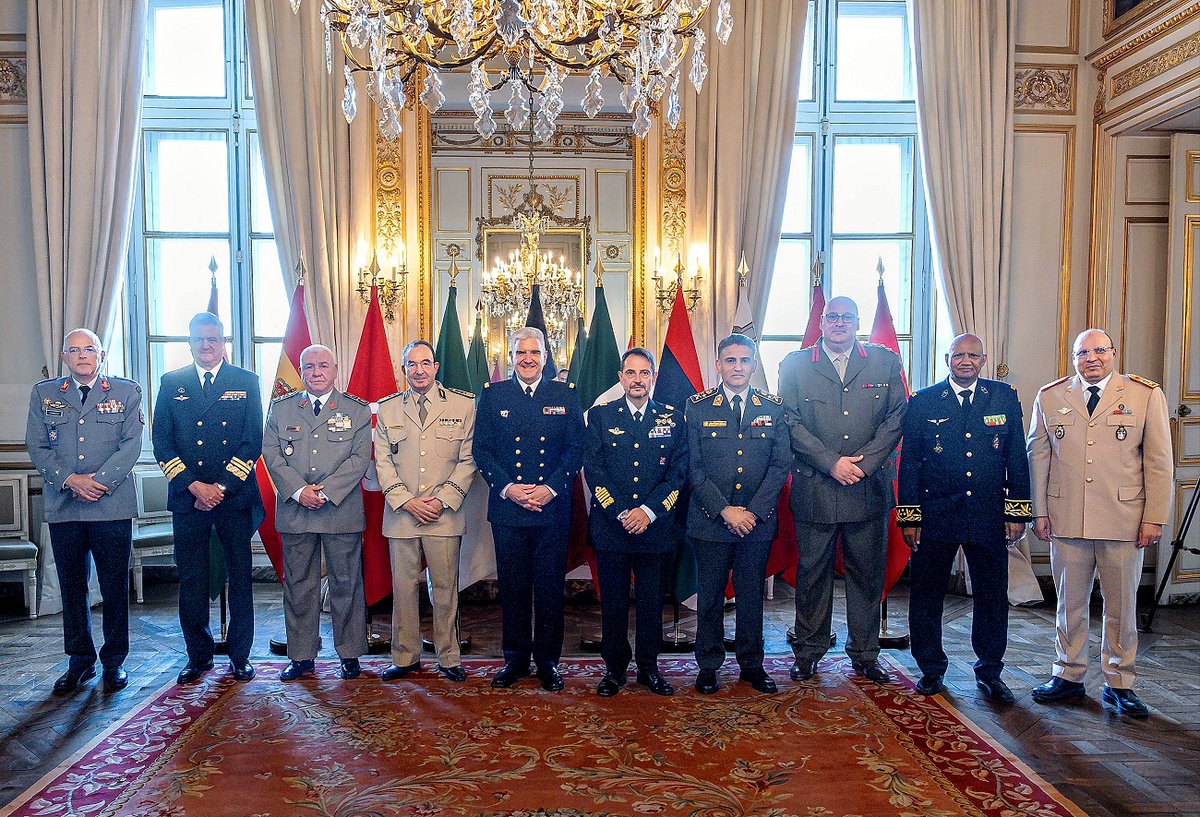 SM_Difesa's tweet photo. 📍 Parigi | Il Sottocapo di Stato Maggiore della Difesa Gen. SA Luigi Del Bene ha partecipato al 18° CHODs Meeting dell’Iniziativa #5plus5.

Nel confronto tra i Paesi membri, focus sulla sicurezza del Mediterraneo occidentale, sulle minacce sempre più interconnesse e sulla necessità di rafforzare cooperazione multidominio, #CyberDefence, interoperabilità, formazione ed esercitazioni congiunte.

L’Italia ha confermato il proprio impegno nel 5+5 Cyber Forum e guarda già al 2027, quando assumerà la Presidenza dell’Iniziativa 5+5 Difesa, nel segno della continuità, del dialogo e della cooperazione concreta.

➡️ https://t.co/jdwGpD6Mkp