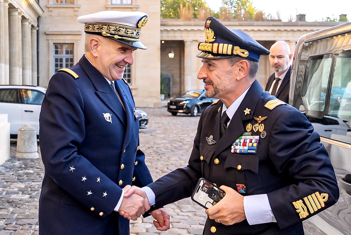 SM_Difesa's tweet photo. 📍 Parigi | Il Sottocapo di Stato Maggiore della Difesa Gen. SA Luigi Del Bene ha partecipato al 18° CHODs Meeting dell’Iniziativa #5plus5.

Nel confronto tra i Paesi membri, focus sulla sicurezza del Mediterraneo occidentale, sulle minacce sempre più interconnesse e sulla necessità di rafforzare cooperazione multidominio, #CyberDefence, interoperabilità, formazione ed esercitazioni congiunte.

L’Italia ha confermato il proprio impegno nel 5+5 Cyber Forum e guarda già al 2027, quando assumerà la Presidenza dell’Iniziativa 5+5 Difesa, nel segno della continuità, del dialogo e della cooperazione concreta.

➡️ https://t.co/jdwGpD6Mkp