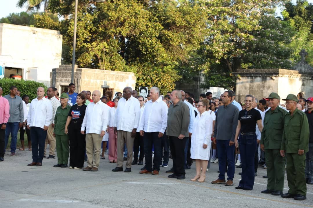 AnayansiRCamejo's tweet photo. Rendimos homenaje en la Necrópolis de Colon a las 73 víctimas del horrendo y atroz crimen terrorista en Barbados, planificado y financiado desde territorio de EEUU.

Reafirmamos nuestra firme condena al terrorismo en todas sus formas y manifestaciones.

#TenemosMemoria https://t.co/ChhQ32T1WC
