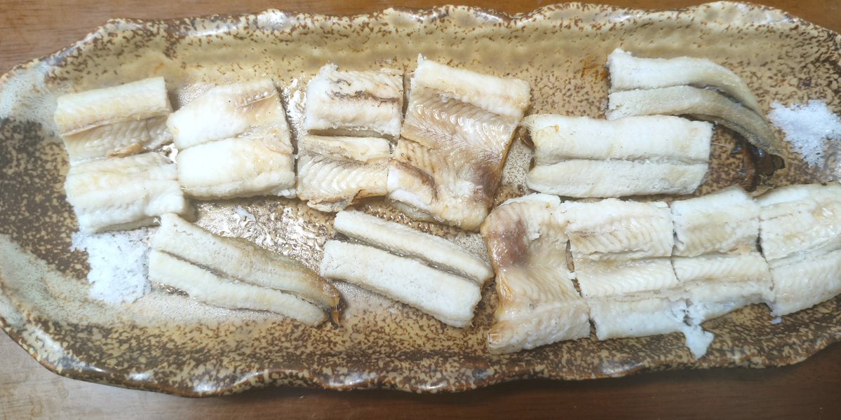 tzyGIqMIXa47933's tweet photo. 亜珠花誕生日おめでとう🎉✨️
穴子の白焼き作ったよ！！！
和菓子(外郎と饅頭)もおいしい〜！
#薬師院亜珠花生誕祭
#シャインポスト料理部 https://t.co/A7O2NPibmM