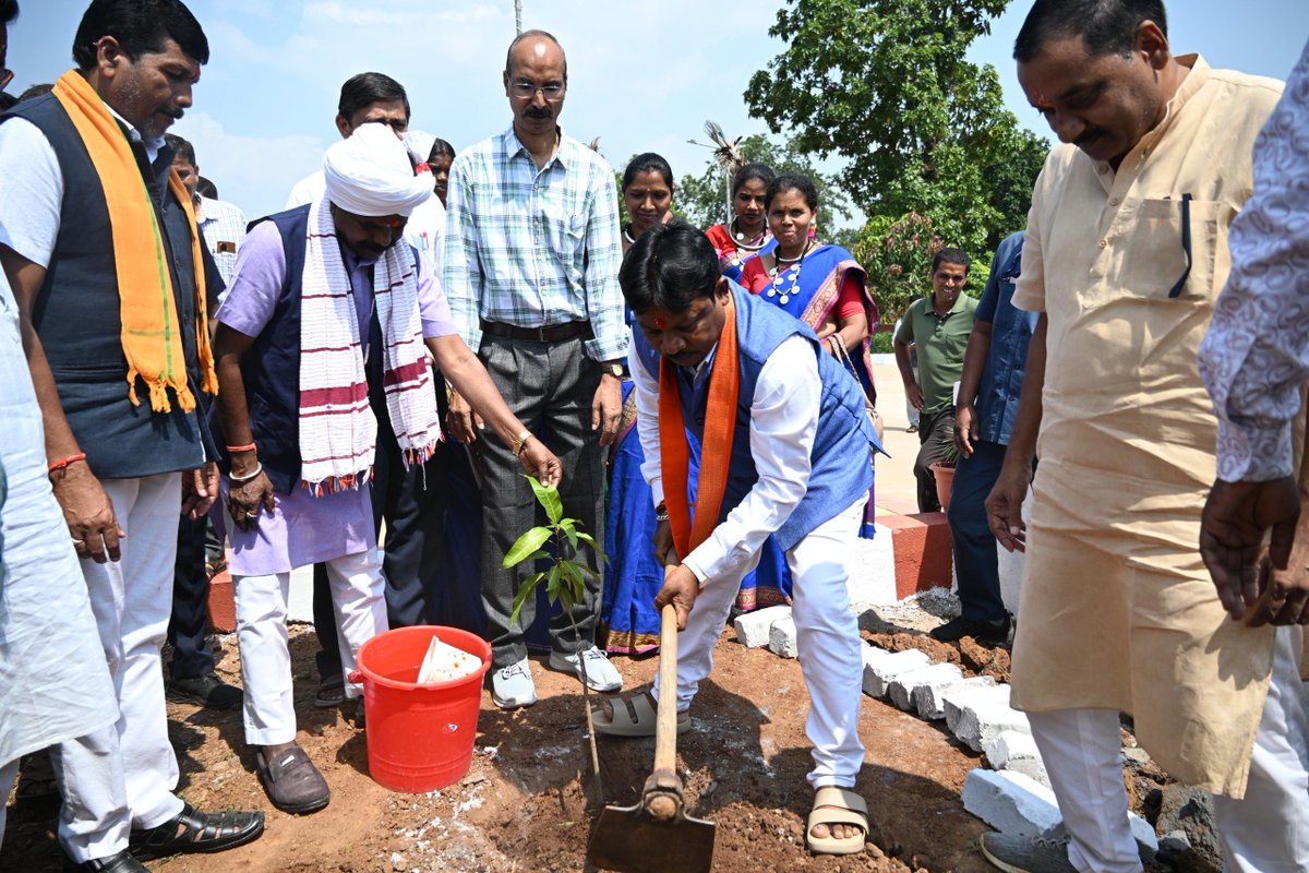 NarayanpurDist's tweet photo. सेवा संकल्प अभियान के अंतर्गत बस्तर सांसद श्री महेश कश्यप ने पीएम श्री जवाहर नवोदय विद्यालय, सुपगांव में किया वृक्षारोपण।
#सेवा_संकल्प_अभियान #SevaSankalpAbhiyan #SevaSankalp #JanSeva #JanBhagidari #ViksitChhattisgarh #SevaSeVikas #vishnubhaiya #Narayanpur #Abhujhmaad #Maad https://t.co/nwqugN0vL0