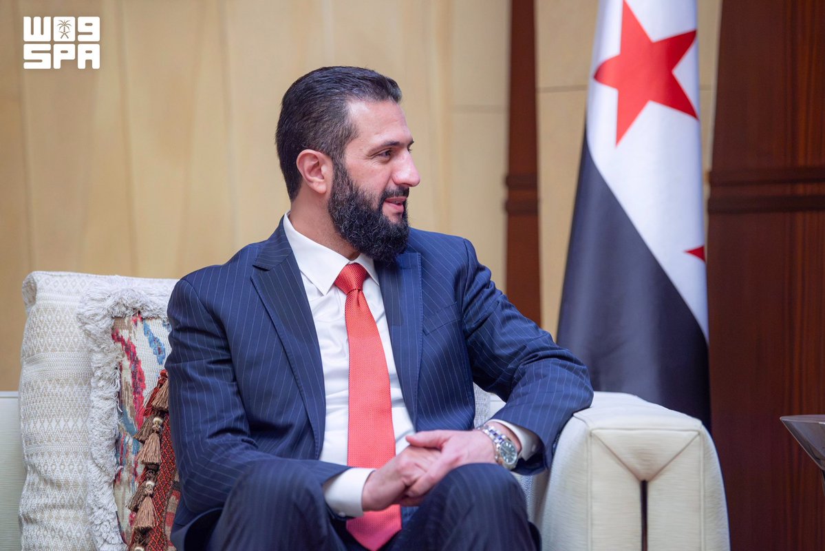 alrougui's tweet photo. عاجل الرياض :

سمو ولي العهد الأمير محمد بن سلمان يلتقي رئيس الجمهورية العربية السورية أحمد الشرع. https://t.co/2uQ6jhXLdq