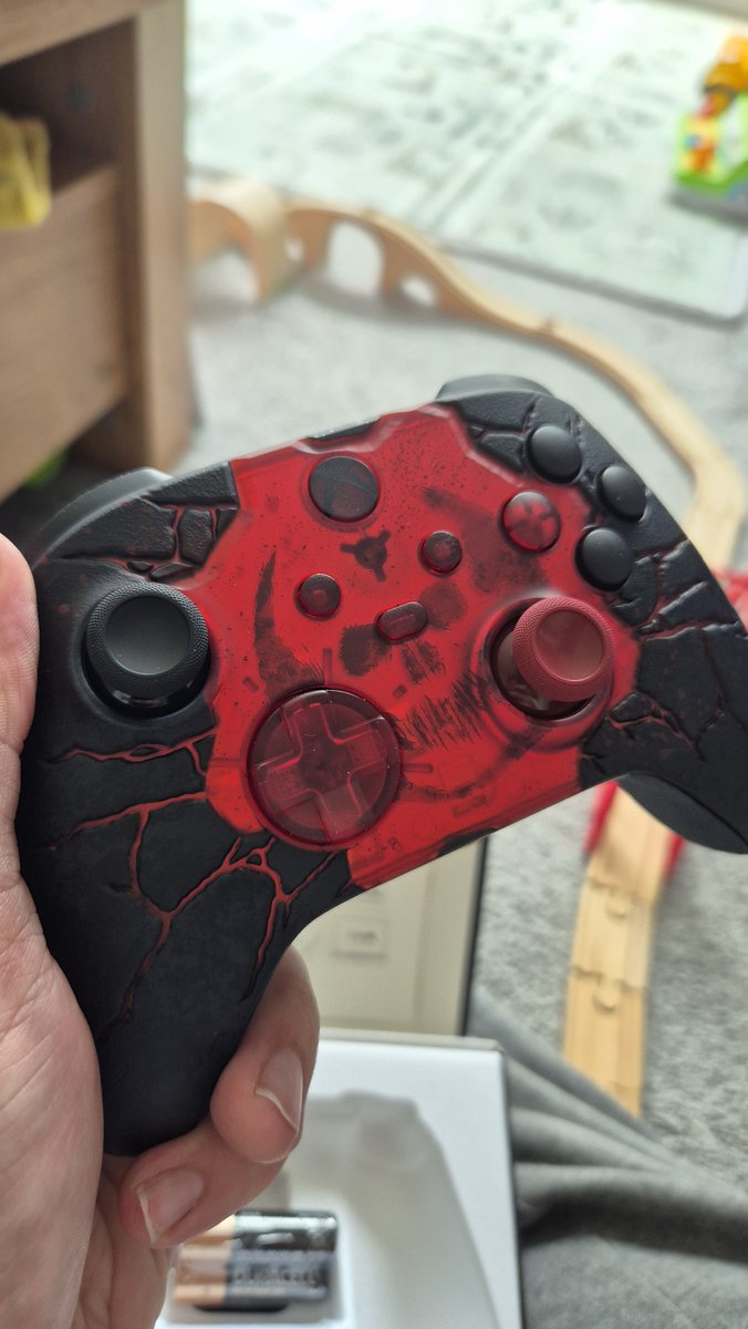 SlashLP89's tweet photo. Ngl buying a new Xbox console exclusive in 2026 feels GOOD (you even get the traditional Gears sticker!)

Controller is also sick as helllllll https://t.co/WYNgeZgTs2