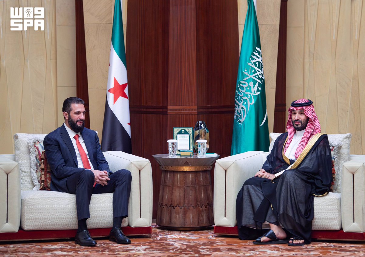 alrougui's tweet photo. عاجل الرياض :

سمو ولي العهد الأمير محمد بن سلمان يلتقي رئيس الجمهورية العربية السورية أحمد الشرع. https://t.co/2uQ6jhXLdq