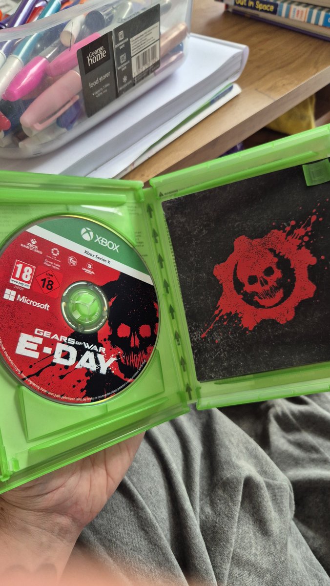 SlashLP89's tweet photo. Ngl buying a new Xbox console exclusive in 2026 feels GOOD (you even get the traditional Gears sticker!)

Controller is also sick as helllllll https://t.co/WYNgeZgTs2