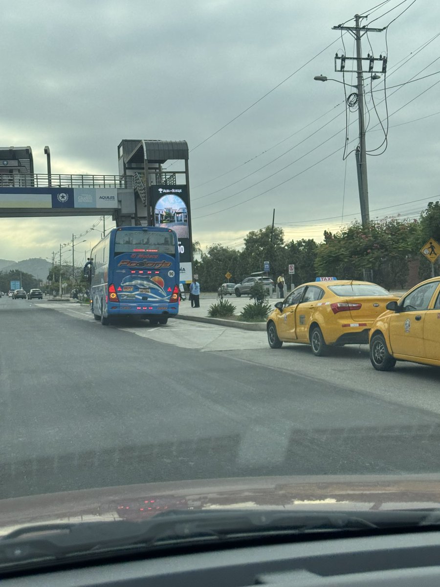tatianaelizam's tweet photo. Aquí otro terminal improvisado afuera de Terranostra
Pero ustedes “cumplen” con sus cruces peatonales sin planificar en una carretera. @ATM_Transito @ATMGuayaquil @Urb_ViaLaCosta @ViaLaCostaLucha @InfoViaLaCosta https://t.co/ERr1MGvSUz