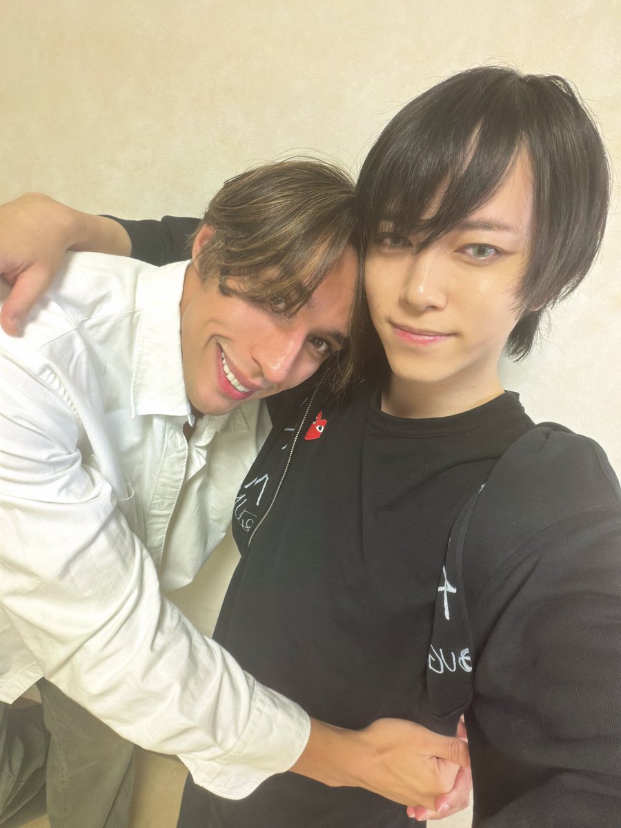 takeru_minato's tweet photo. #新テニミュ 4日目ありがと！

今日はお見送りがありました。
皆さんの笑顔を直接見れて嬉しかったです🥰️

今回の試合で大活躍のローズくんとらん！🌹
最強の2人です！ https://t.co/VErKWAcc8t