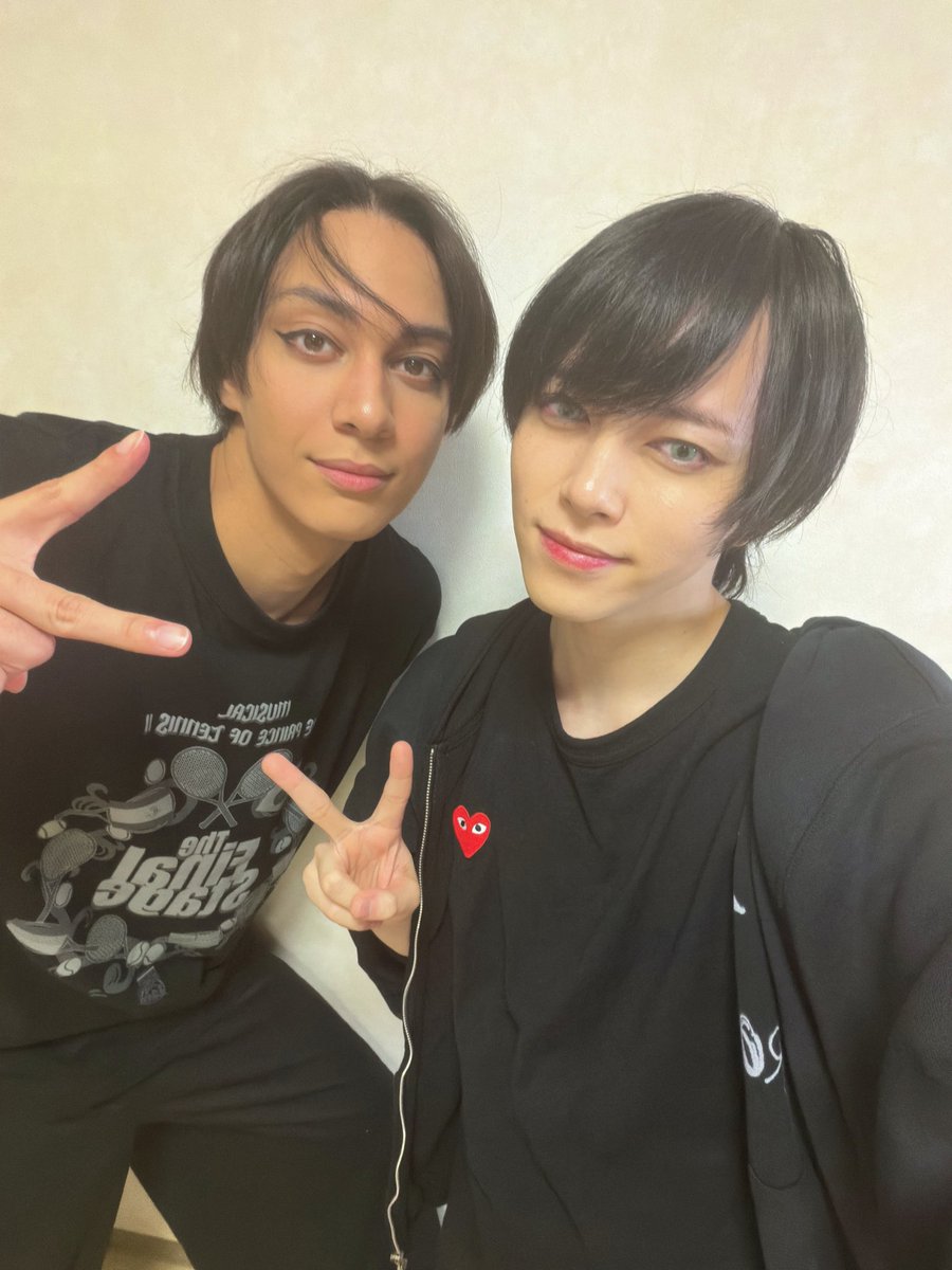 takeru_minato's tweet photo. #新テニミュ 4日目ありがと！

今日はお見送りがありました。
皆さんの笑顔を直接見れて嬉しかったです🥰️

今回の試合で大活躍のローズくんとらん！🌹
最強の2人です！ https://t.co/VErKWAcc8t