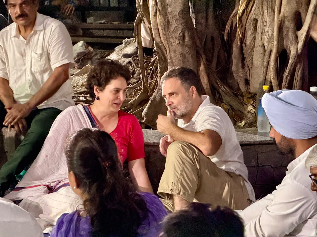 srinivasiyc's tweet photo. लोकतंत्र को बचाने के लिए 'सत्याग्रह' जारी है  ✊

📍आकाशवाणी भवन, दिल्ली https://t.co/1Fw8JY75SP